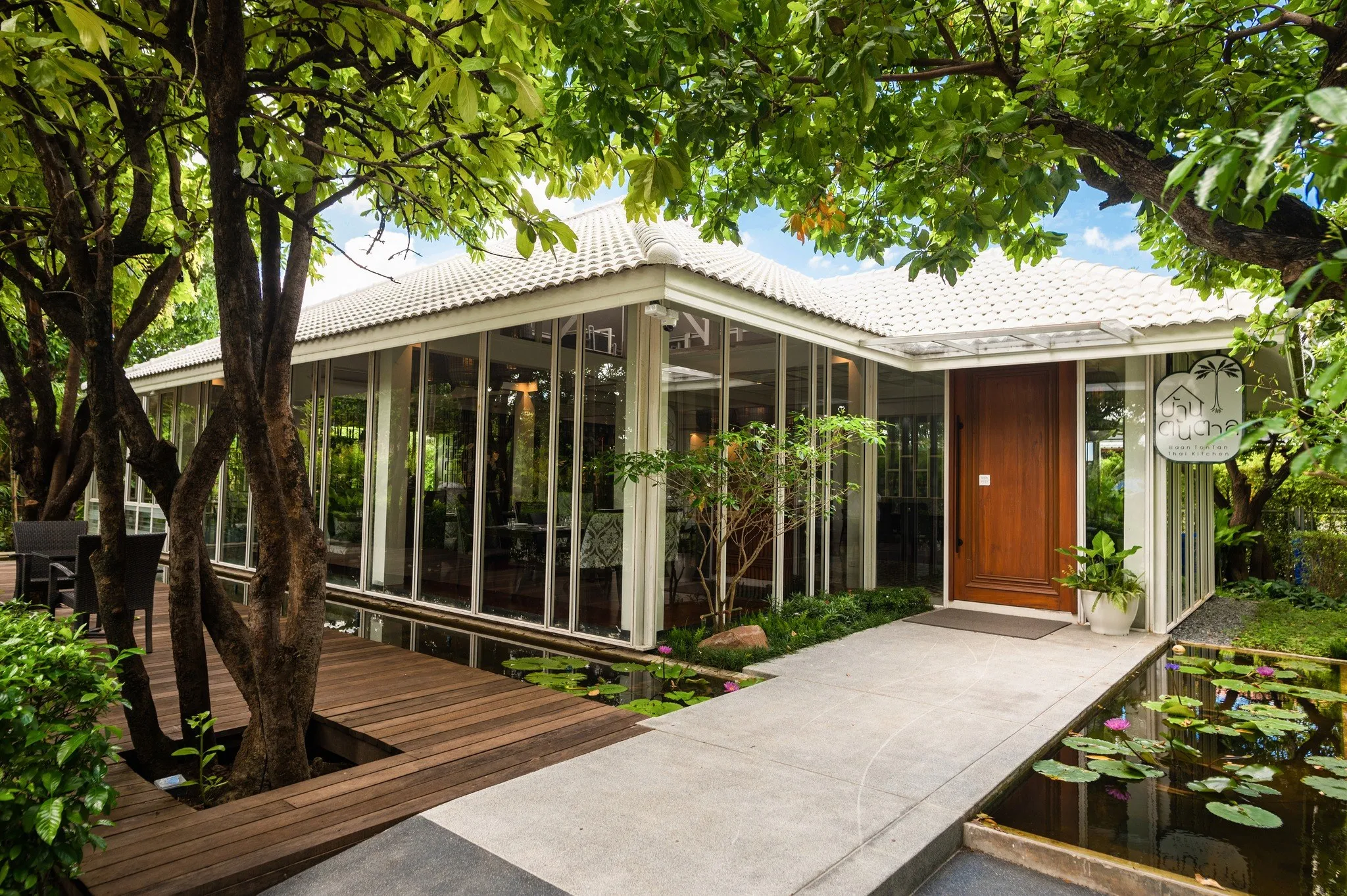 บ้านต้นตาล: บ้านต้นตาล บ้านหลังคาขาวกลางสวน