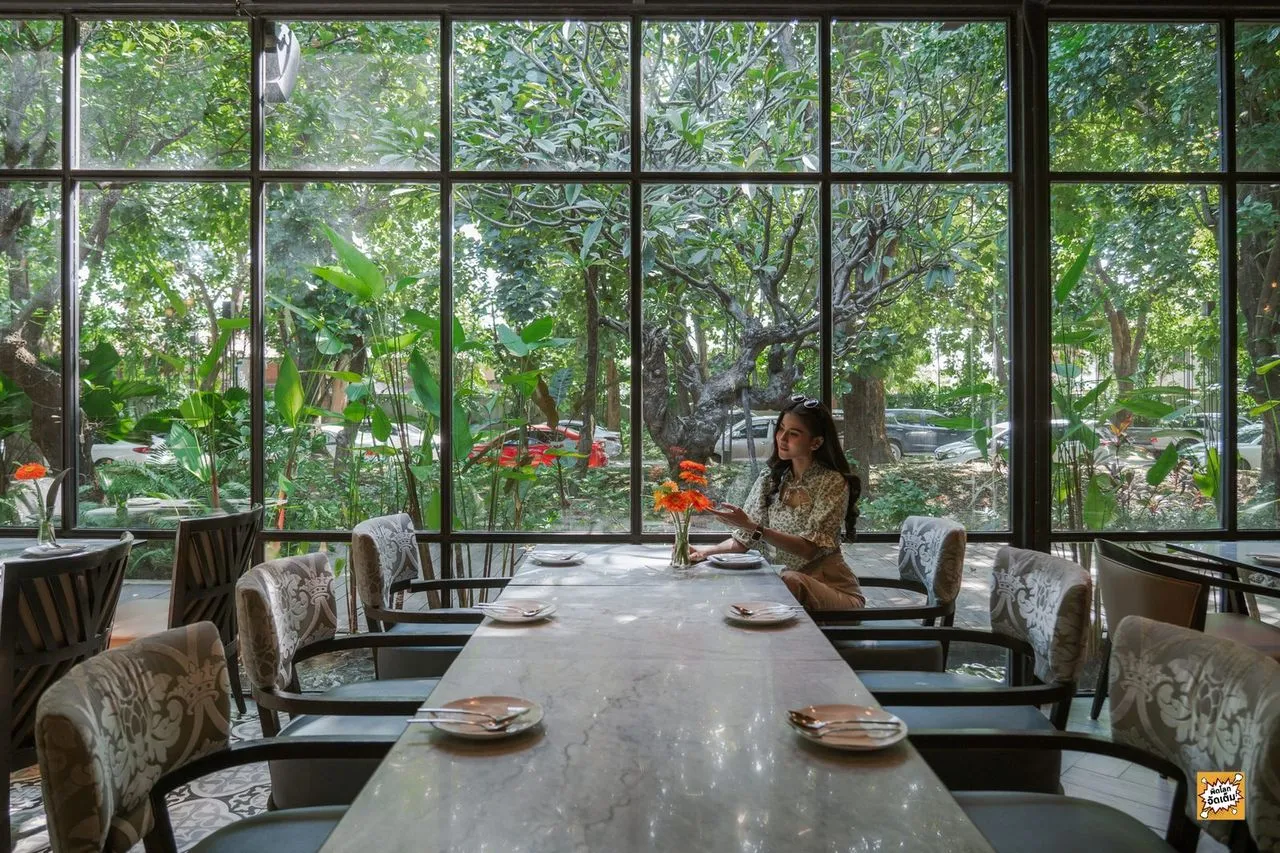 ภายในเรือนกระจก ร้านอาหารต้นตาล