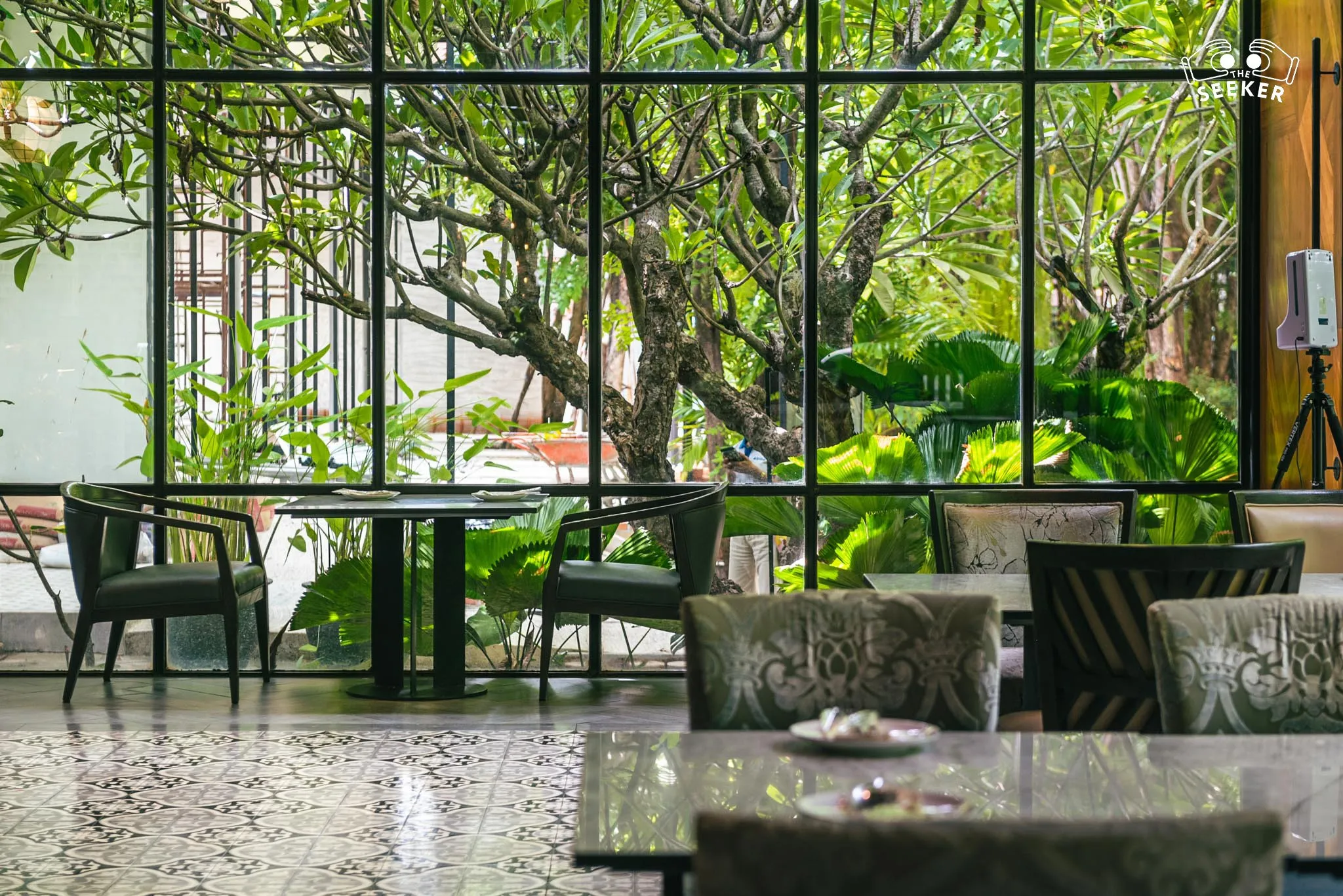 ร้านอาหารต้นตาล: โซนห้องแอร์ มองเห็นสวนรอบด้าน